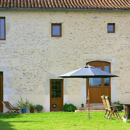Chambre D'hotes Oiron, Deux Sevres - Not Near Taize, Burgundy Bed and Breakfast *