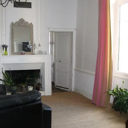Chambre D'hotes Oiron, Deux Sevres - Not Near Taize, Burgundy Bed and Breakfast *